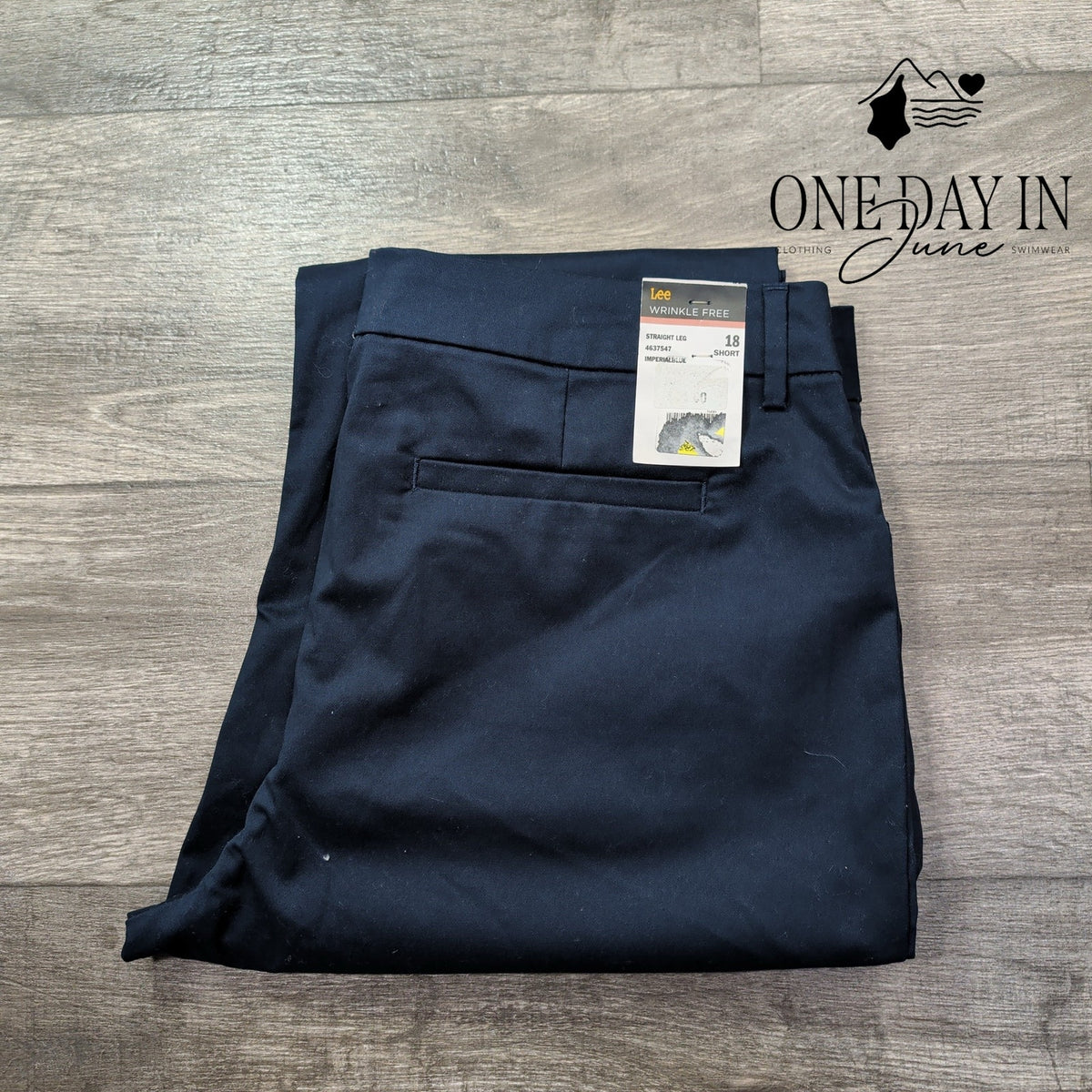Lee Wrinkle Free Relaxed Fit Straight Leg Pants Short Navy NWT Size 18 Short