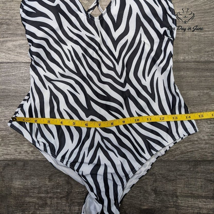 Amzbrly Zebra Striped Criss Cross Ruched Back One Piece Swimsuit Size M