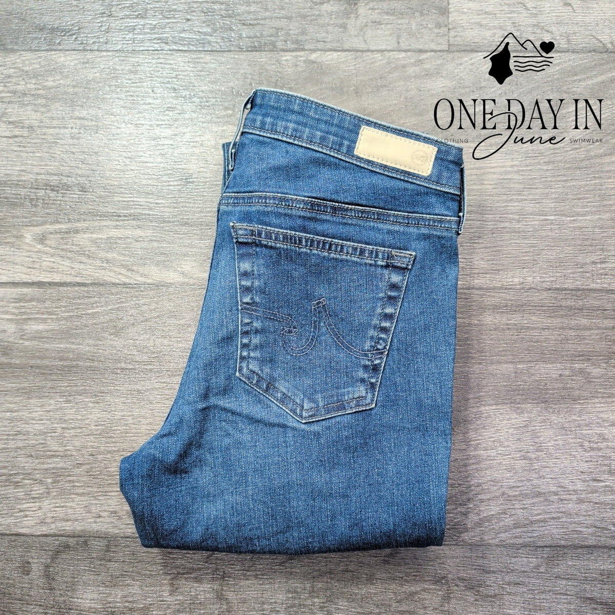 AG Adriano Goldschmied Straight Leg Jeans Medium Blue Wash NWT Size 4 (27)