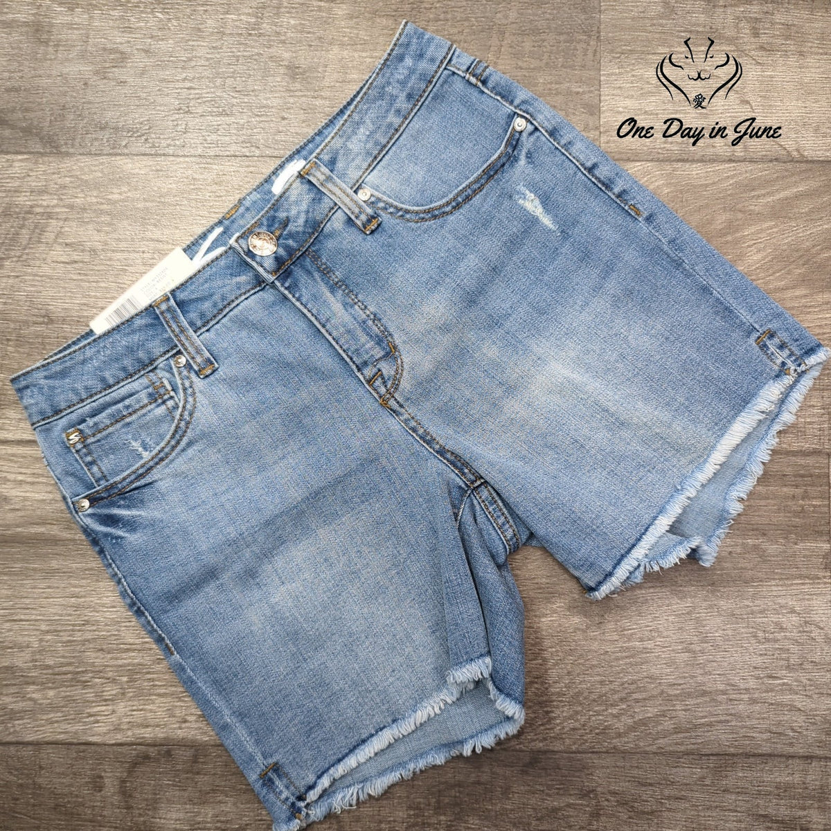 Seven7 Weekend Denim Shorts 5 Inch Inseam Light Wash Frayed Hem NWT Size 4