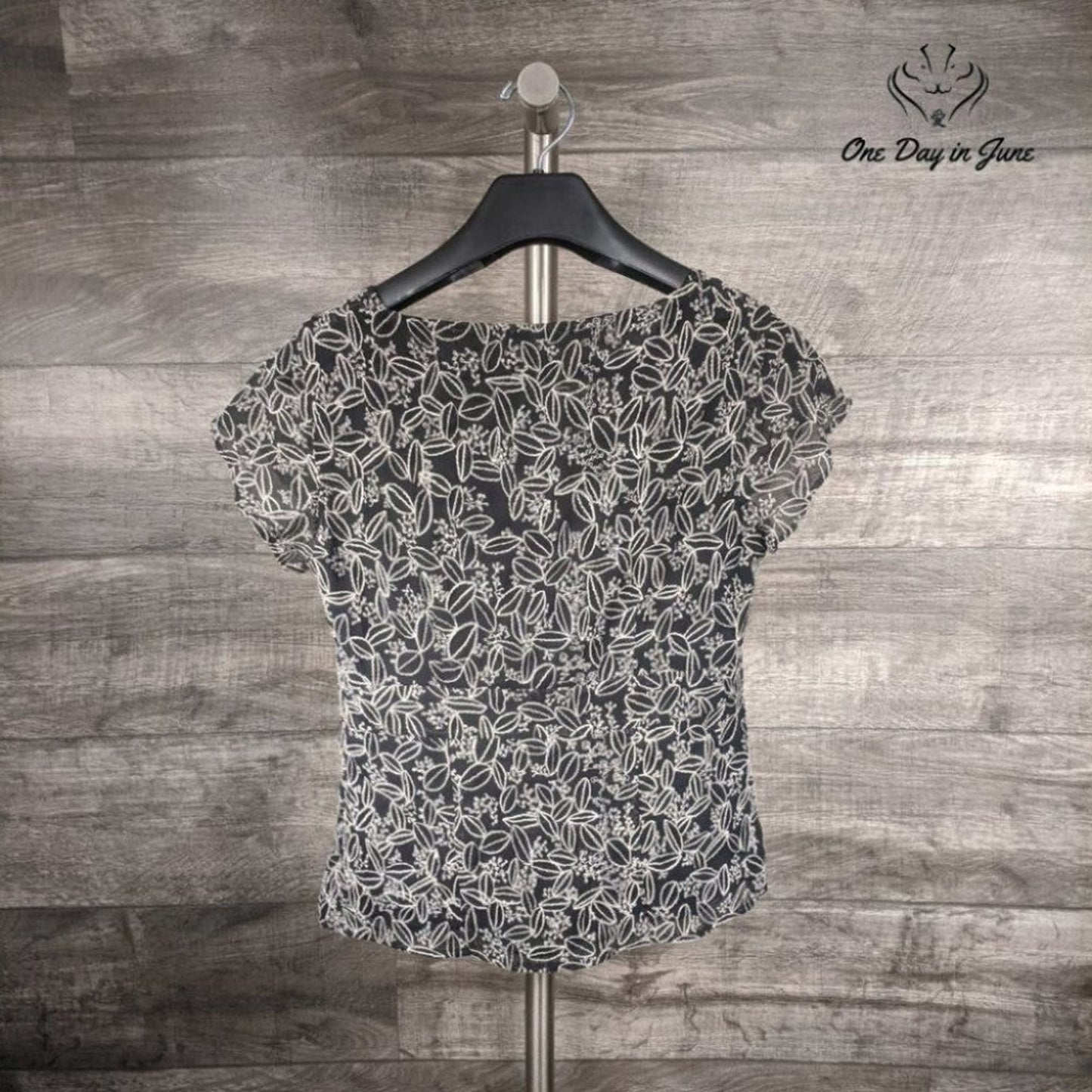 Jones Wear Embroidered Short Sleeve Top Size 4