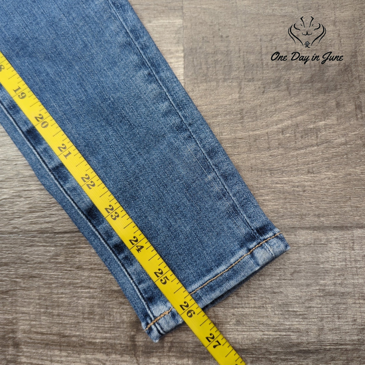 American Eagle Outfitters Super High Rise Jegging Short Medium Wash NWT Size 23