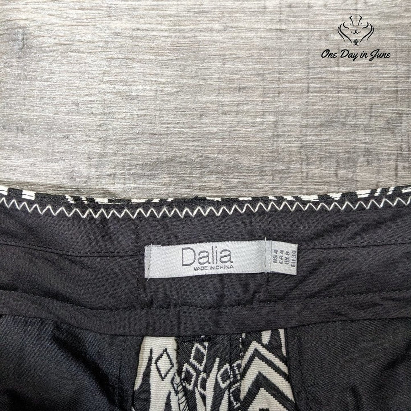 Dalia Collection Geometric Chino Shorts Size 4