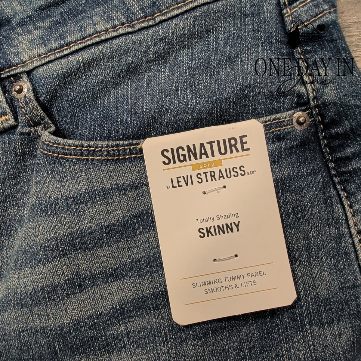 Levi Strauss & Co Signature Gold Totally Shaping Skinny Jeans NWT Size 4
