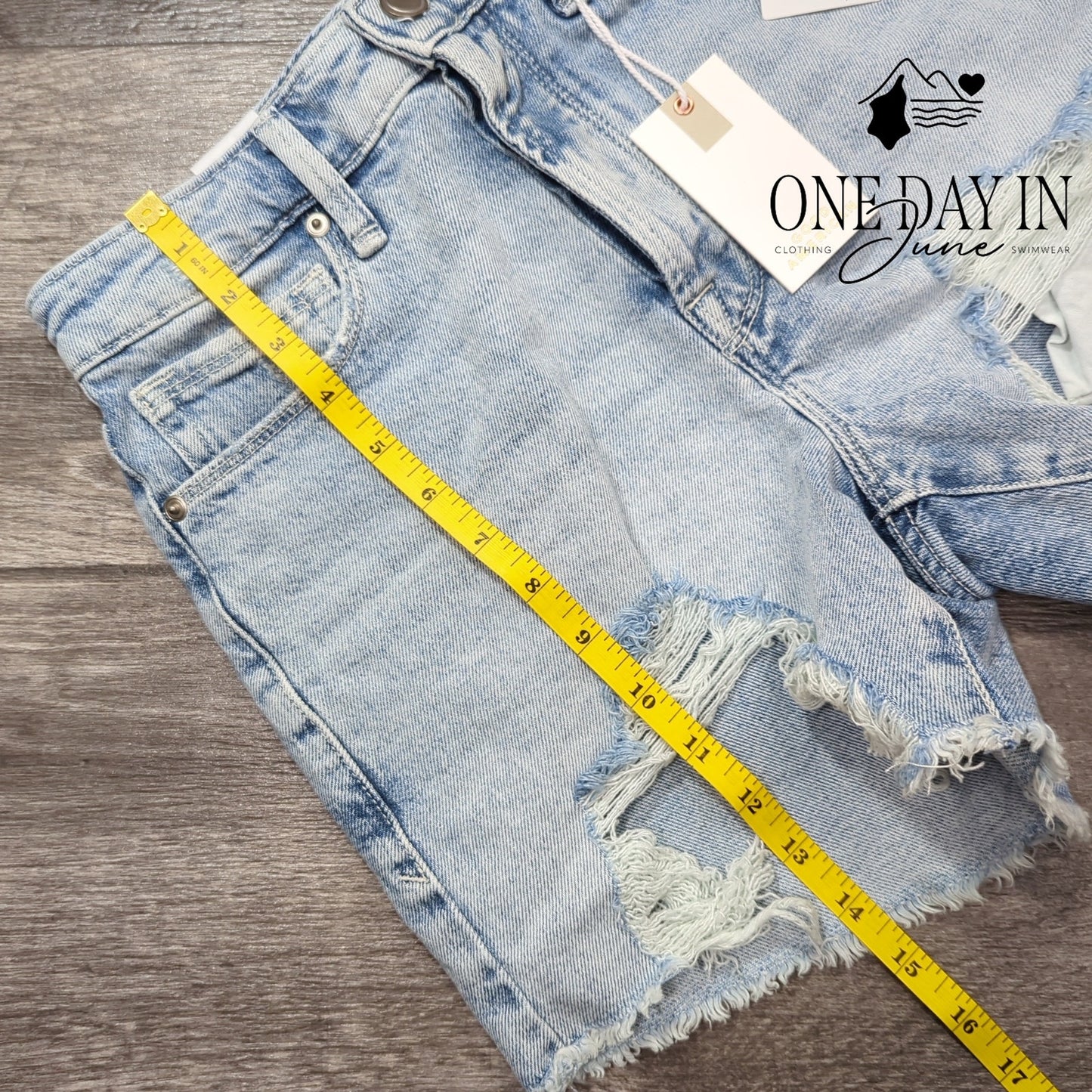 Good American Bombshell Distressed Denim Shorts Size 2