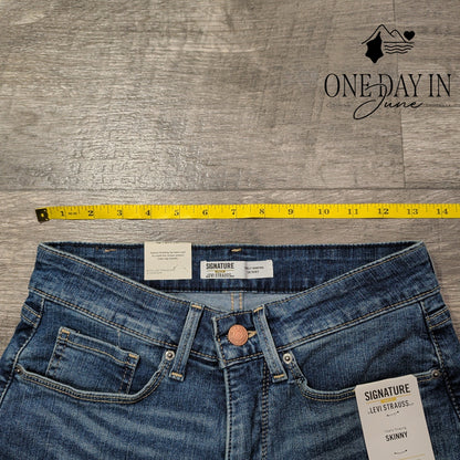Levi Strauss & Co Signature Gold Totally Shaping Skinny Jeans NWT Size 4