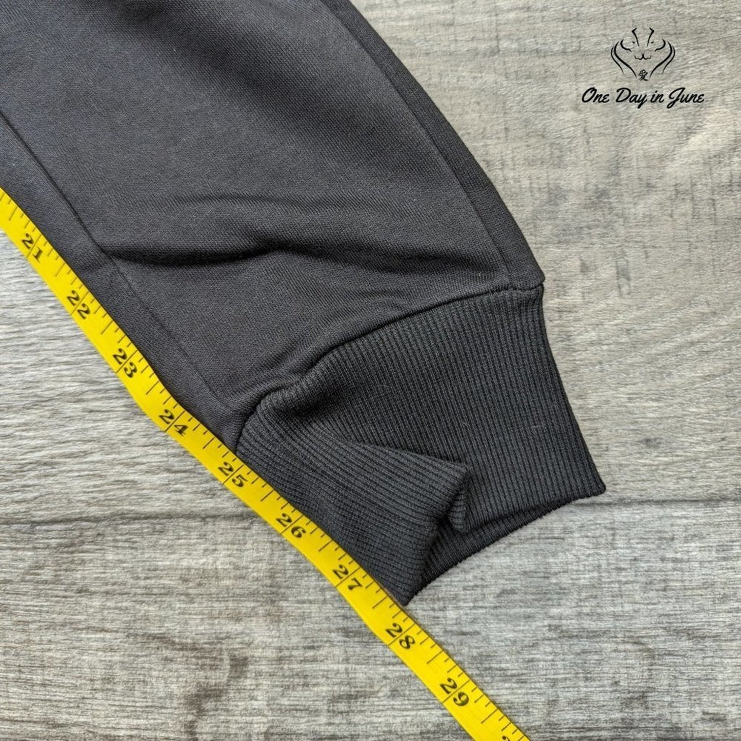 Amzbrly Distressed Worldwide Jogger Set Size M