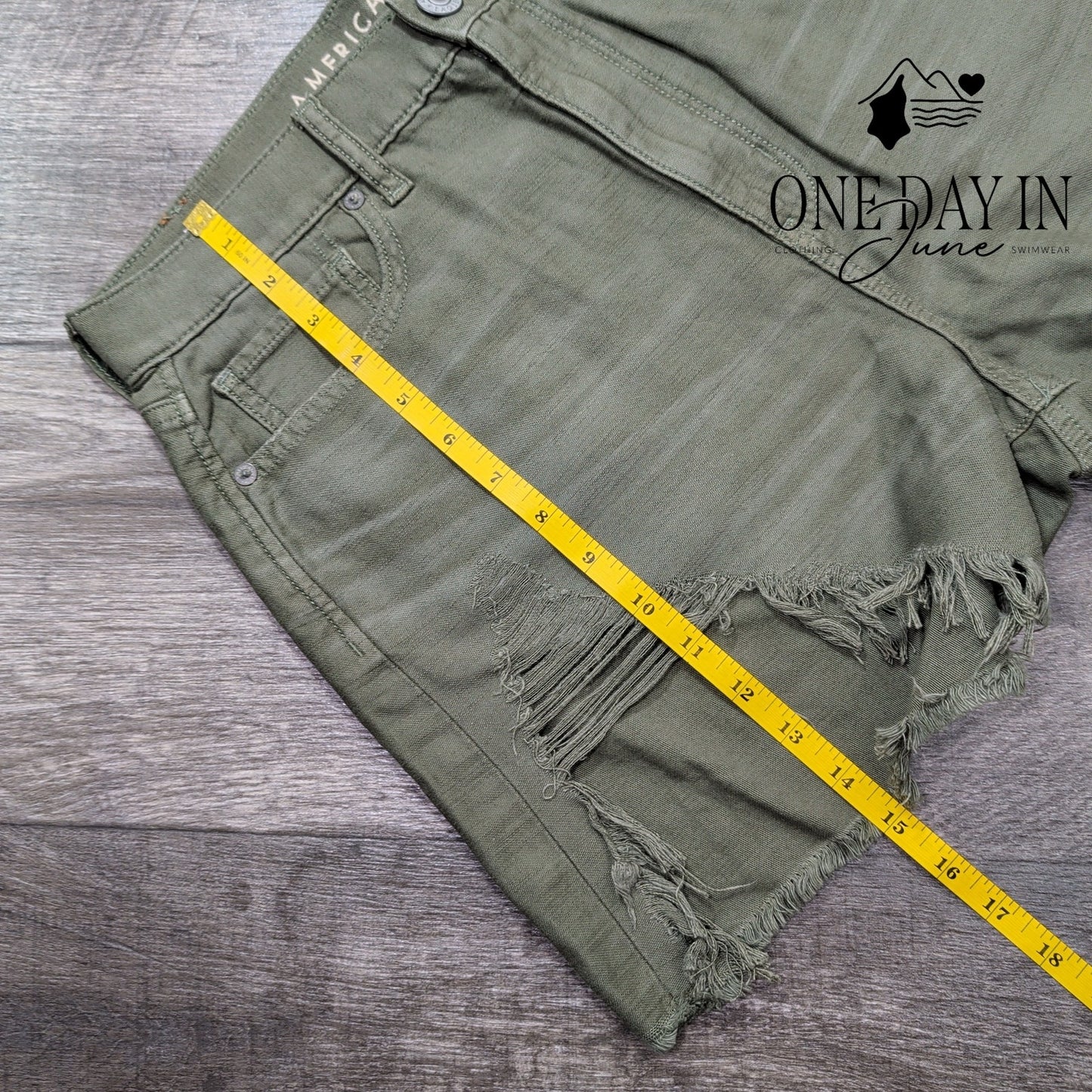American Eagle Outfitters Highest Rise Distressed Mom Shorts Size 8