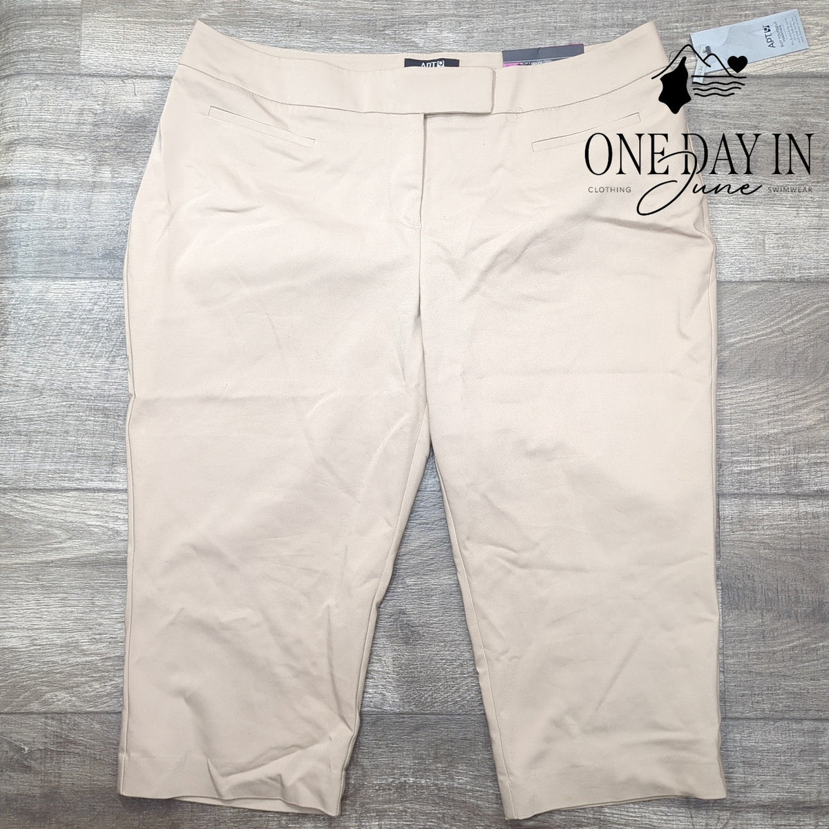 Apt. 9 Curvy Fit Straight Leg Capri Pants Beige Khaki NWT Size 16P
