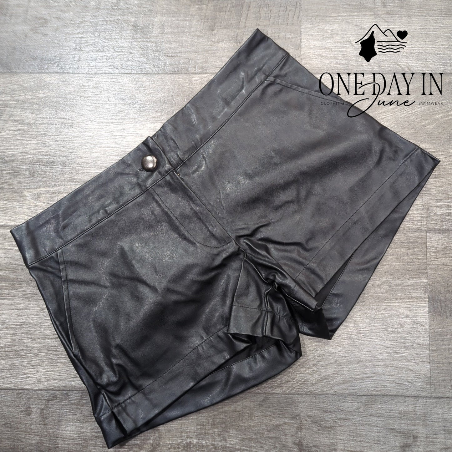 Osenboye Faux Leather Shorts Size 7