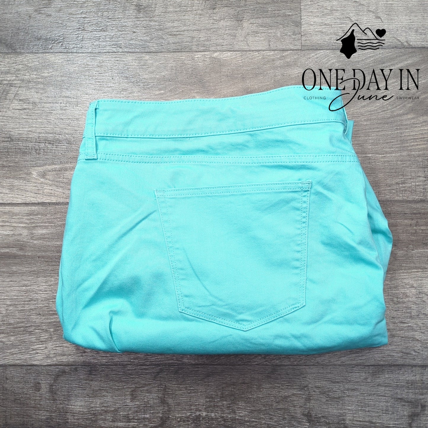 St. John's Bay Plus Size Mid Rise Capri Pants Size 24W