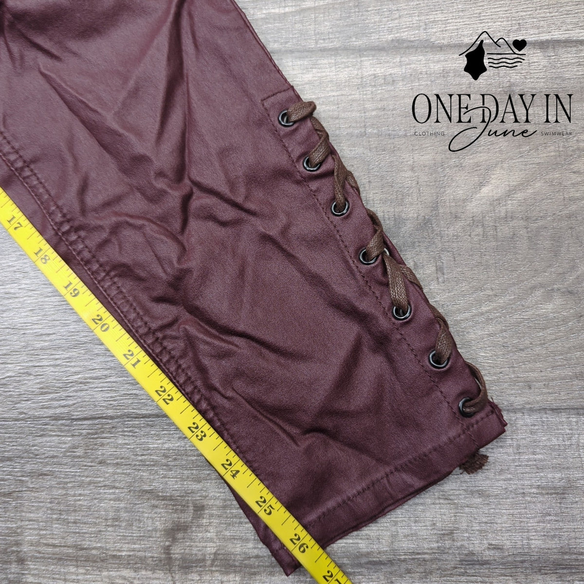 1822 Denim Coated Skinny Jeggings Burgundy Lace Up Ankle Pants Size 10