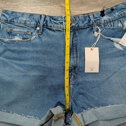 Good American Girlfriend Petite Shorts Size 14