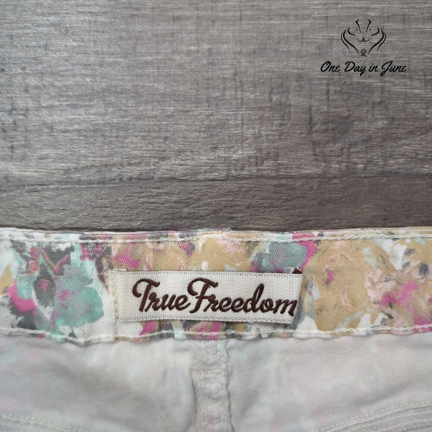 True Freedom Juniors Floral Denim Shorts Size 1
