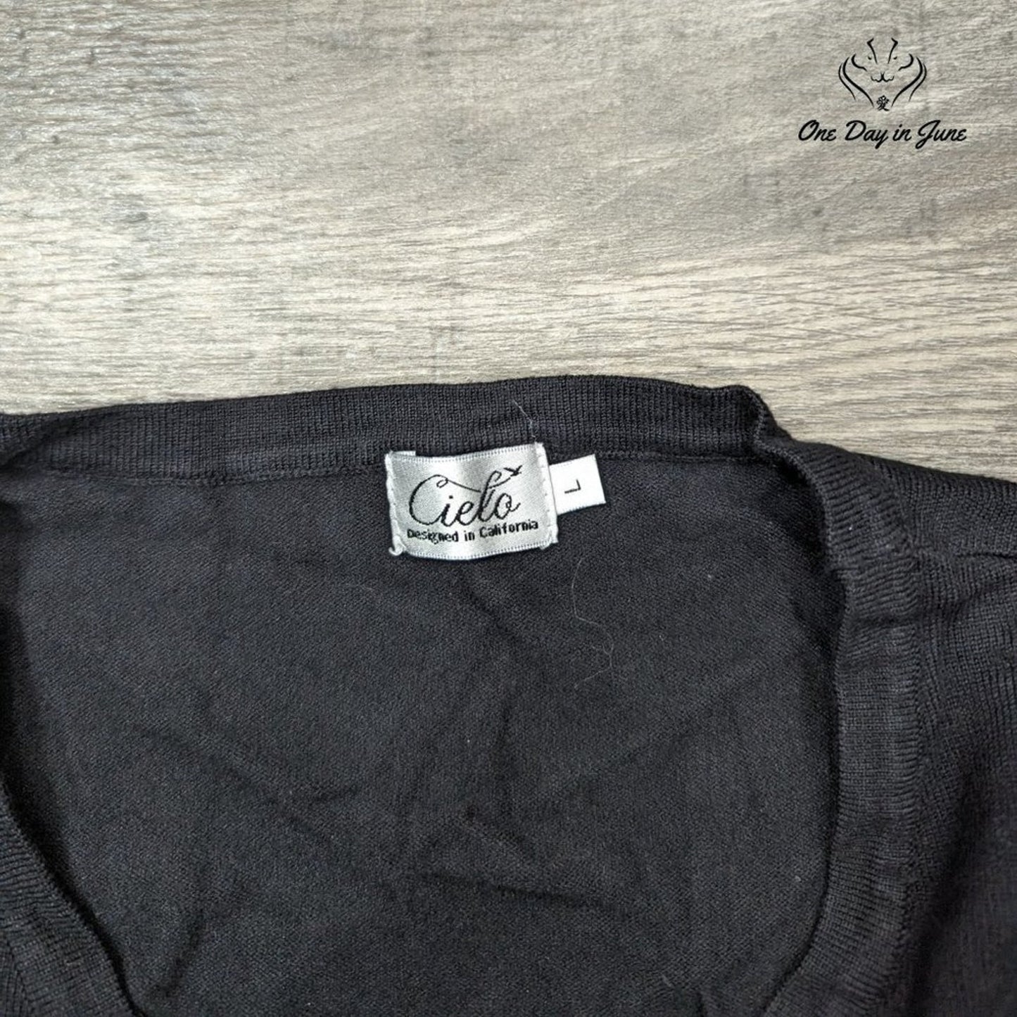 Cielo V Neck Button Front Long Sleeve Sweater Size L