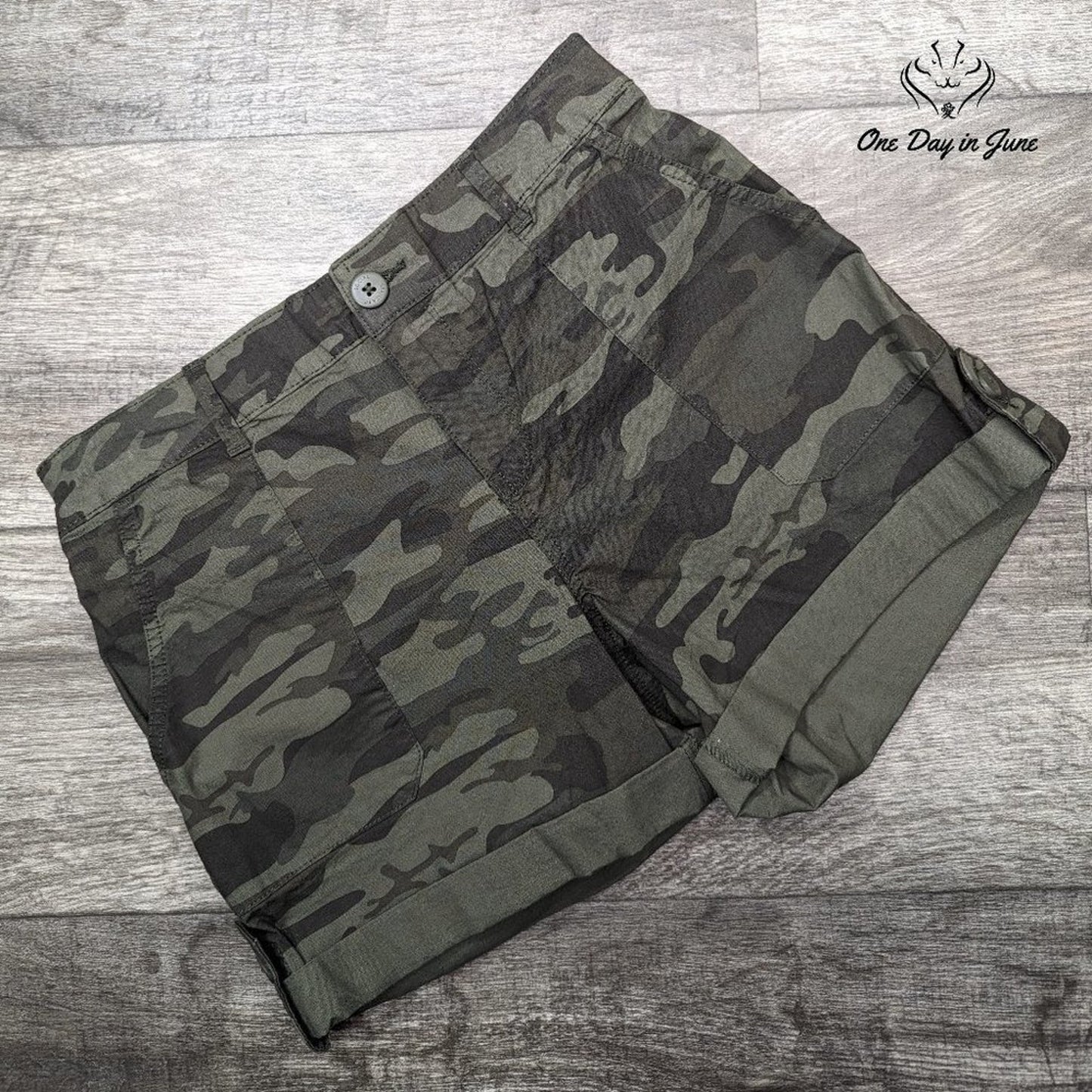 Social Standard Camoflage Shorts Size XS