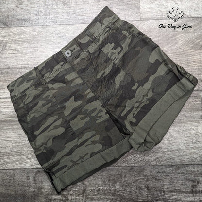 Social Standard Camoflage Shorts Size XS