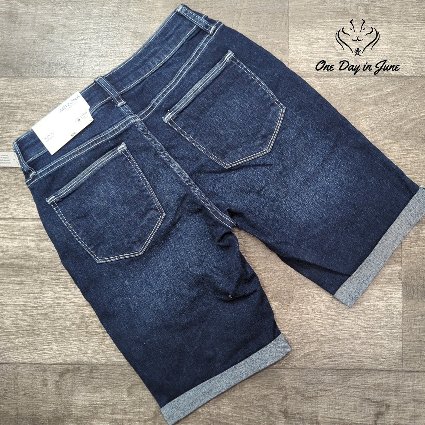 Arizona Jean Co. Mid Rise Bermuda 9" Inseam Shorts Size 1