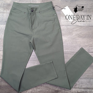7 Diamonds Infinity Straight Leg Pants Army Green NWT Size 0 (25)