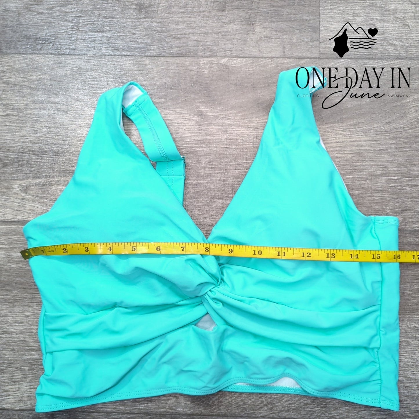 CharmLeaks Twist Front Keyhole Bikini Top Size 2XL