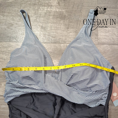 Smismivo Twist Front One Piece Swimsuit Size XL