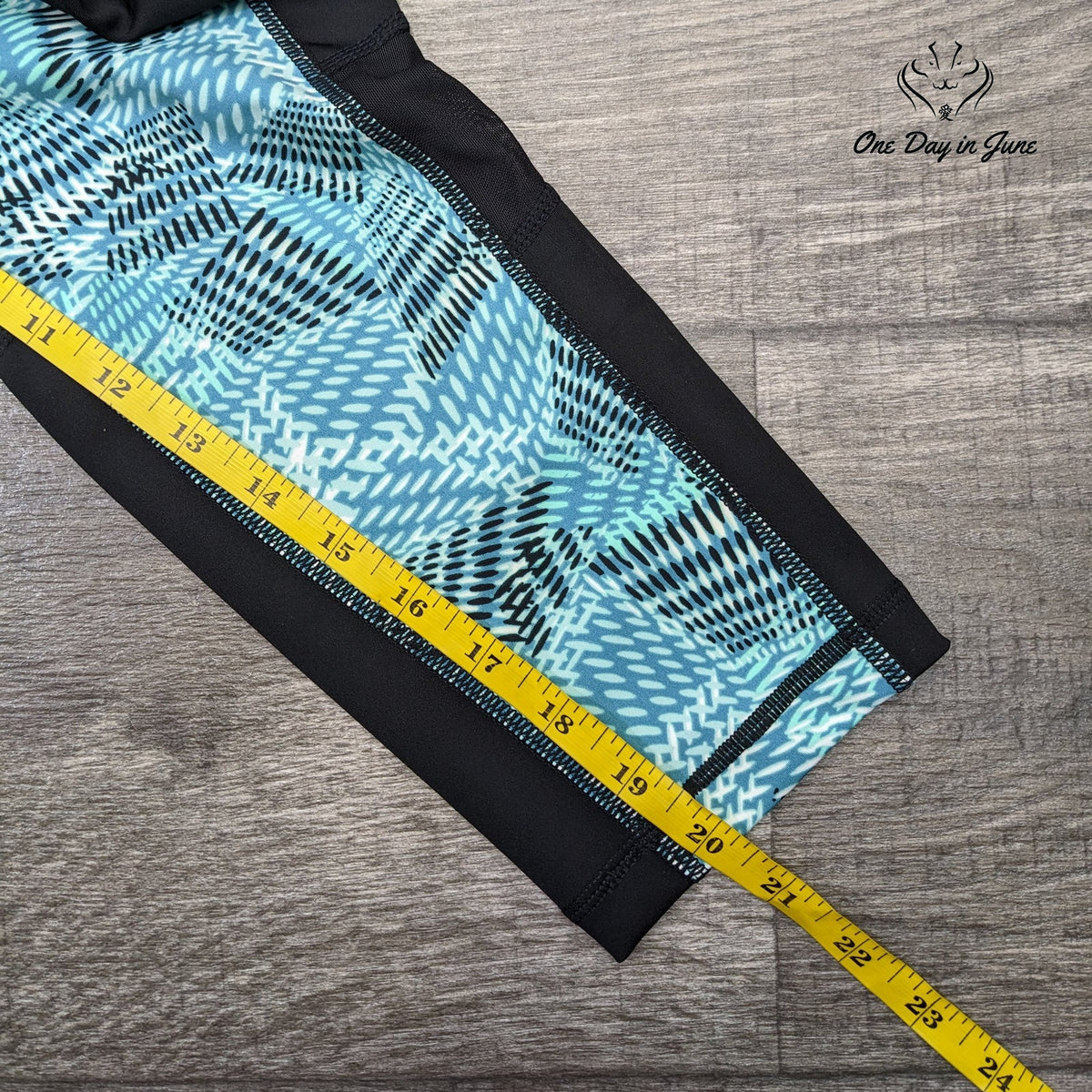 Rise LuLaRoe Activewear Capri Leggings Blue Geometric Print Pockets Size L