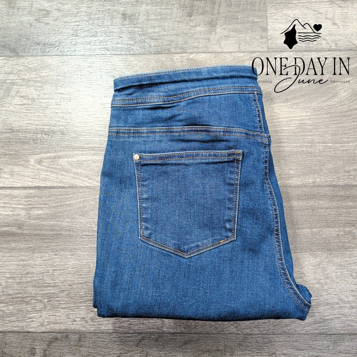 Chico's Girlfriend Slim Ankle Jeans Size Chico's .5 (6)