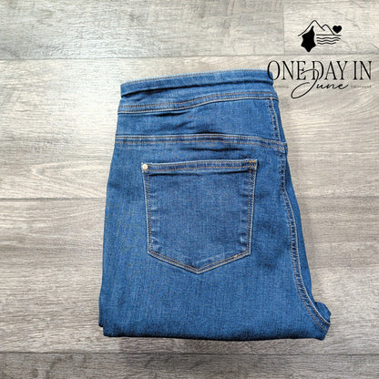 Chico's Girlfriend Slim Ankle Jeans Size Chico's .5 (6)