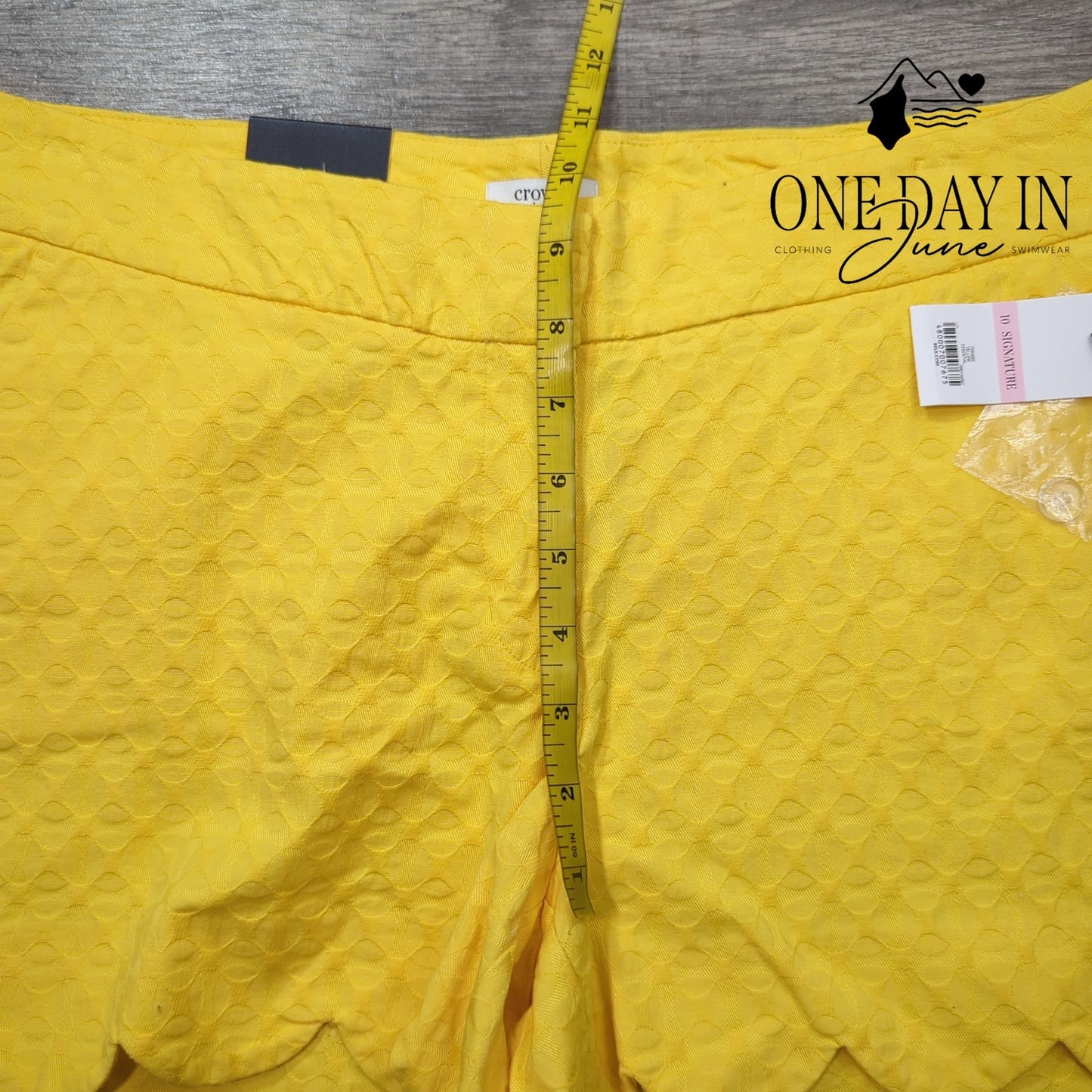 Crown & Ivy Scallop Edge Flat Front Shorts Size 10