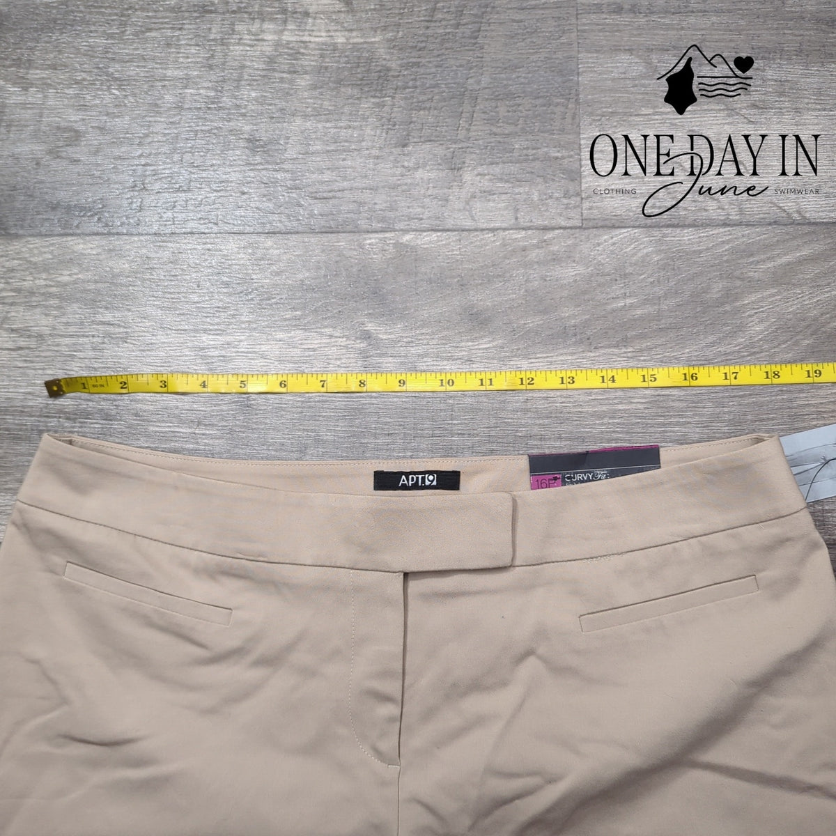 Apt. 9 Curvy Fit Straight Leg Capri Pants Beige Khaki NWT Size 16P