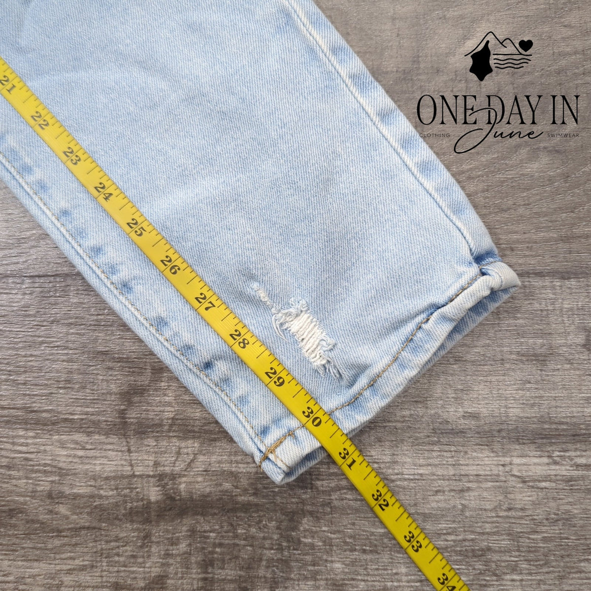 True Craft High Rise Straight Jeans Light Wash Distressed Embroidered Size 0