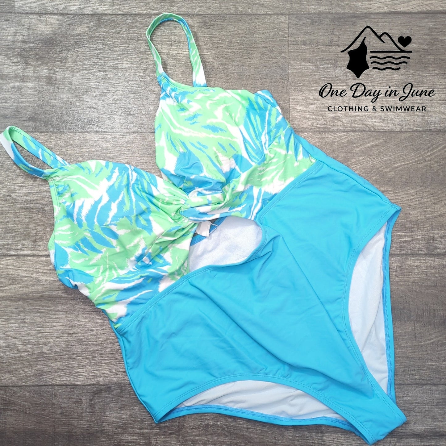 Cupshe Plus Size Twist Front Keyhole One Piece Swimsuit Size 3X