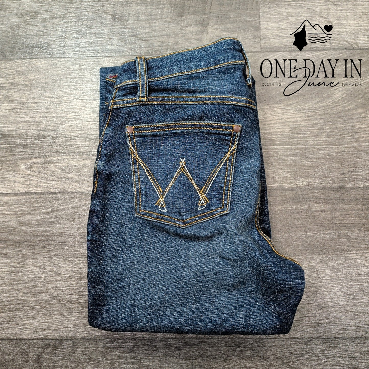 Wrangler Juniors Mae Mid Rise Boot Cut Jeans Size 7 (29X32)
