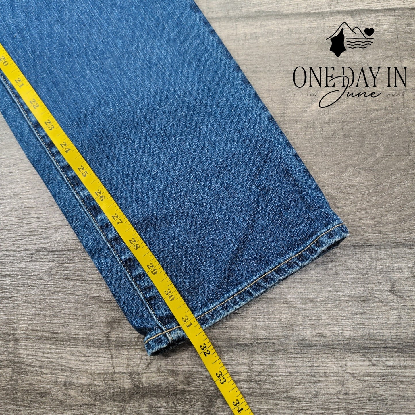 AG Adriano Goldschmied AG-ED Straight Leg Jeans Medium Wash NWT Size 4 (27)