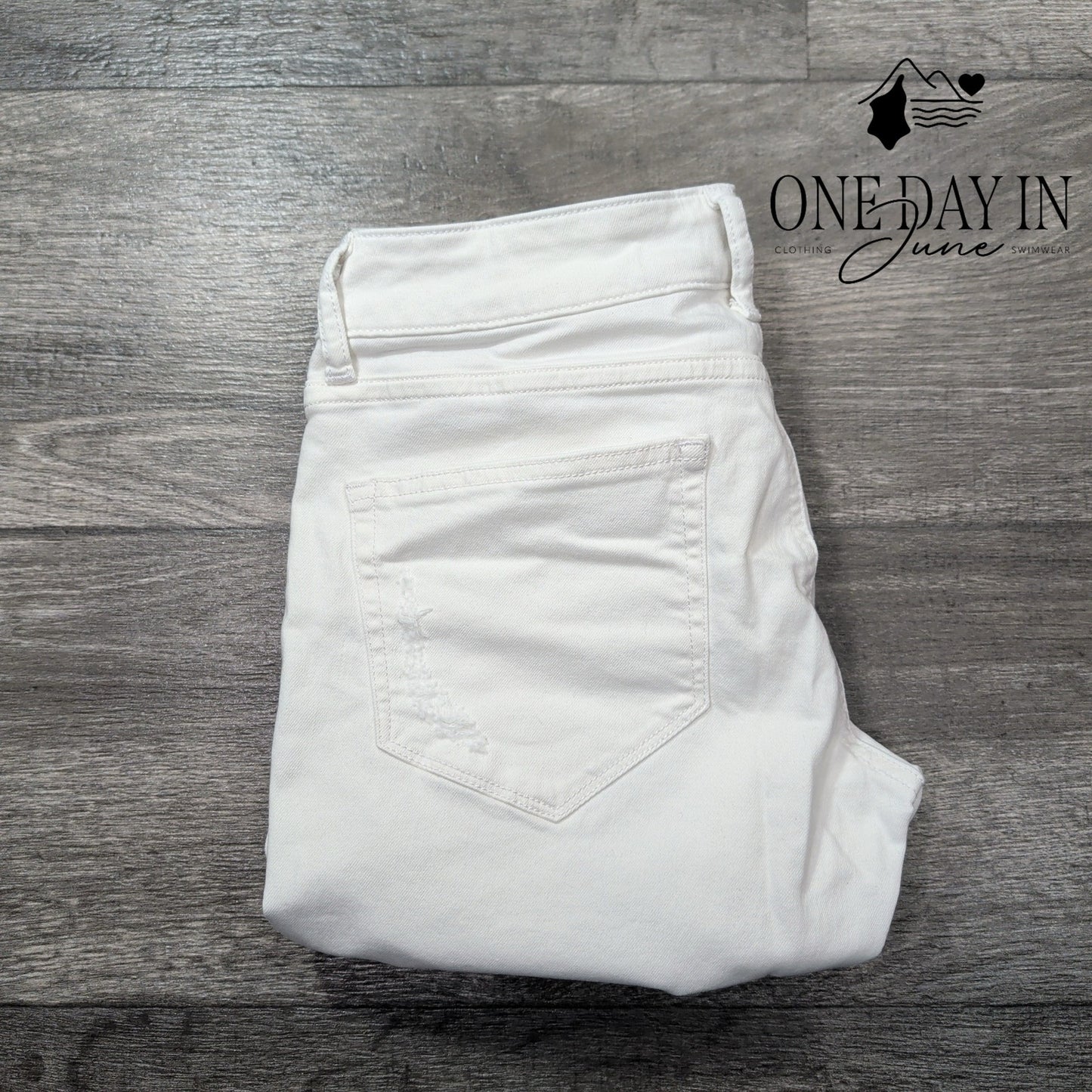 DL1961 Riley Boyfriend Distressed Jeans Mania White NWT Size 00 (24)