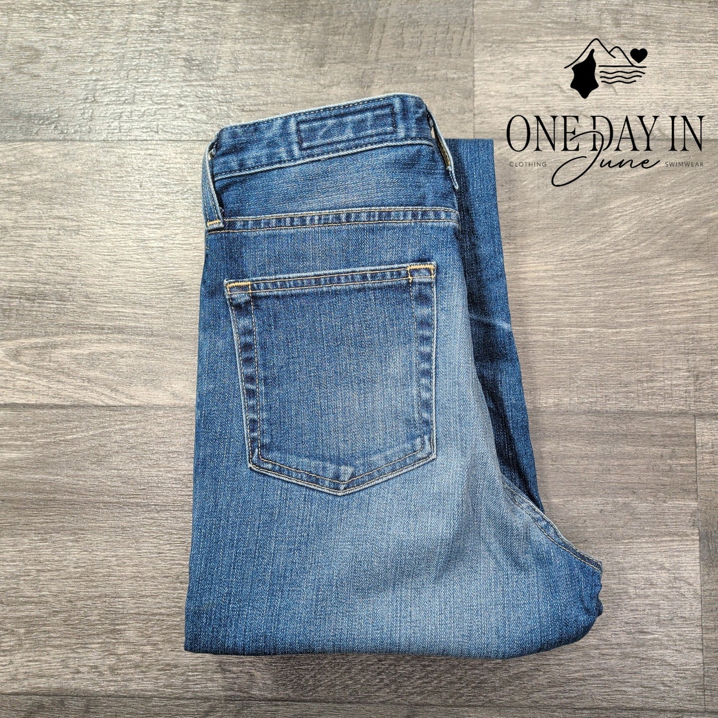 AG Adriano Goldschmied AG-ED Straight Leg Jeans Medium Wash NWT Size 4 (27)