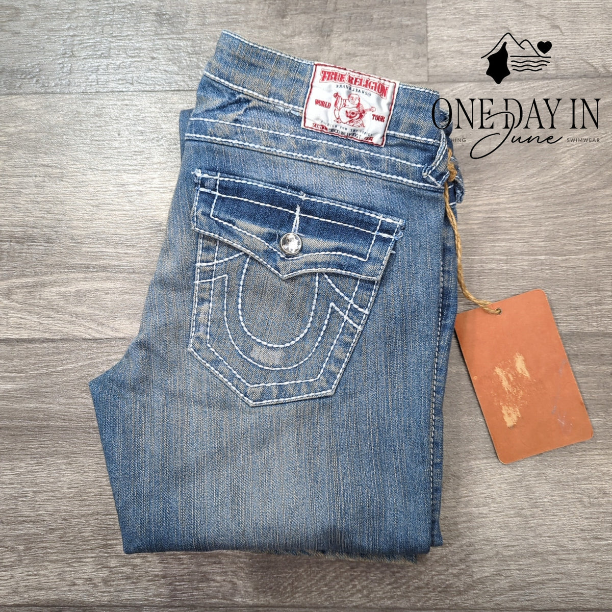 True Religion Low Rise Straight Leg Jeans Crystal Medium Wash NWT Size 6 (28)