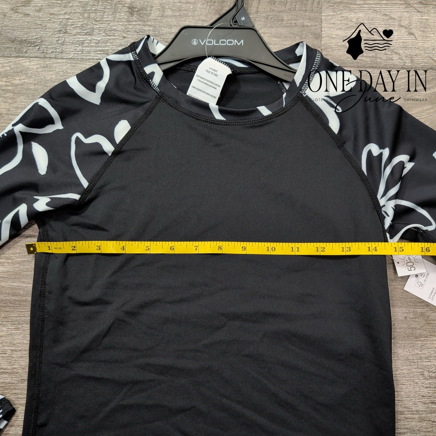 Volcom Long Sleeve Rashguard Size M