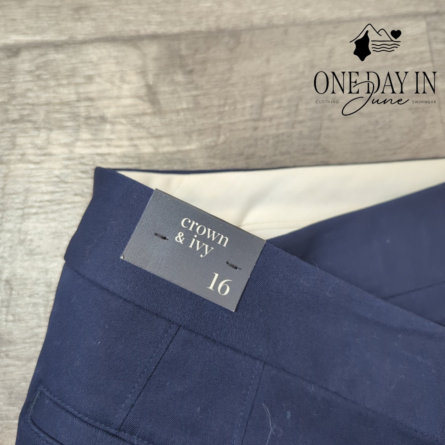 Crown & Ivy Cropped Dress Pants Size 16