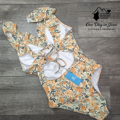 Cupshe Ditsy Daisy Ruffle Lace Up Back One Piece Swimsuit Size M