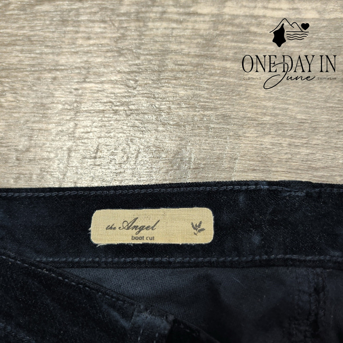 AG Adriano Goldschmied The Angel Low Rise Bootcut Velveteen Navy NWT Size 4 (27)