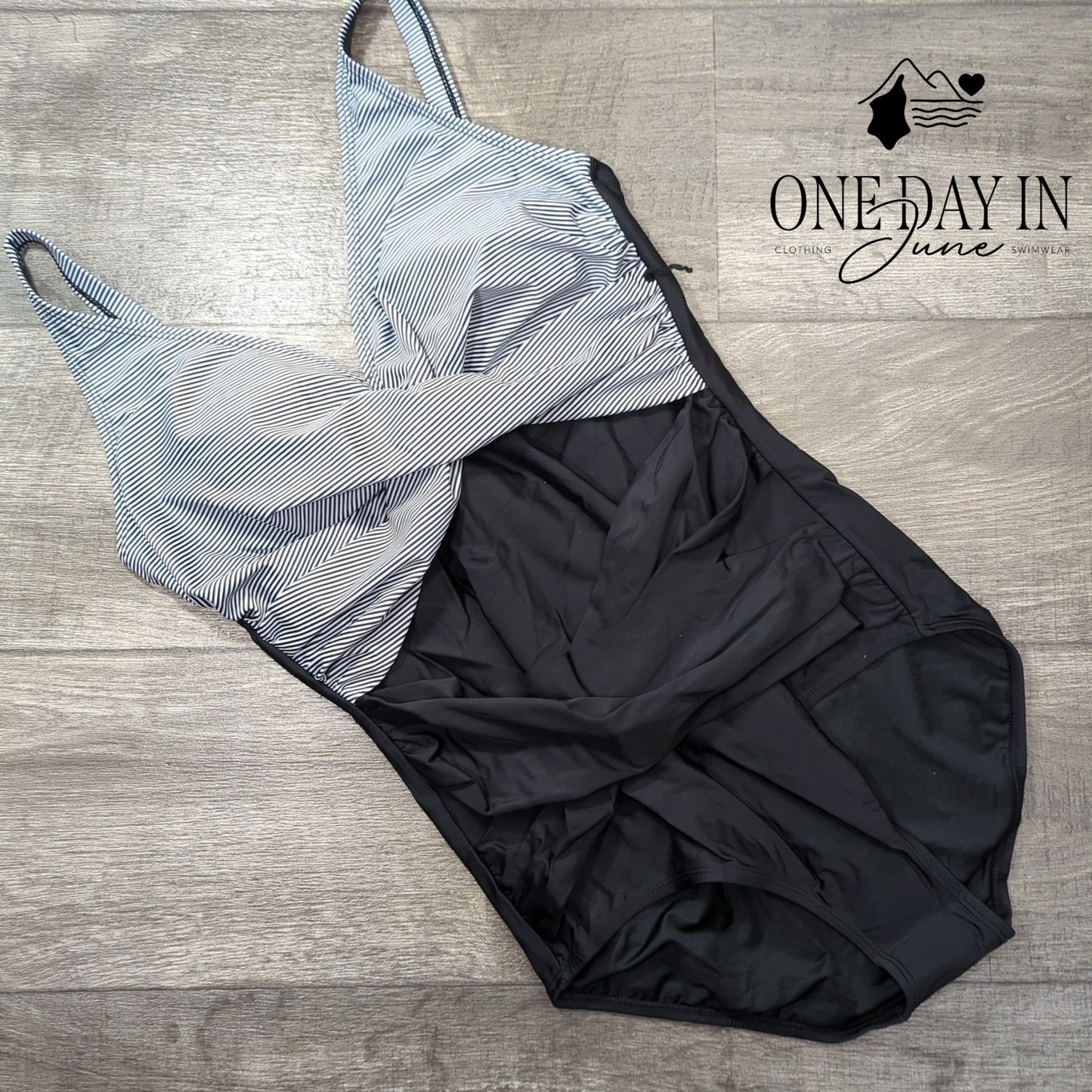 Smismivo Twist Front One Piece Swimsuit Size L
