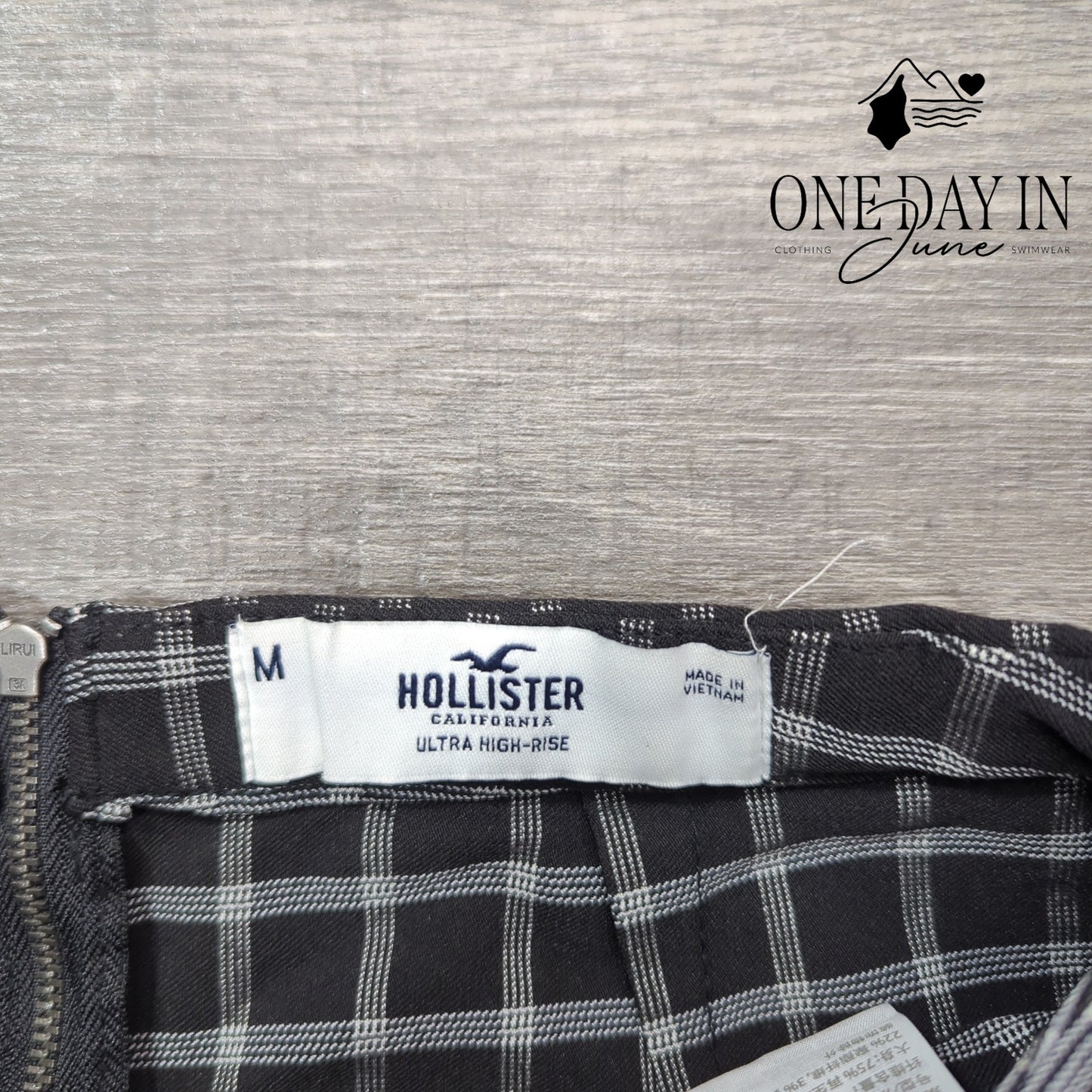 Hollister Ultra High Rise Mini Skirt Size M