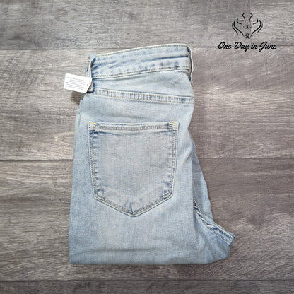 Arizona Jean Co. Juniors High Rise Distressed Skinny Jeans Light Wash NWT Size 9