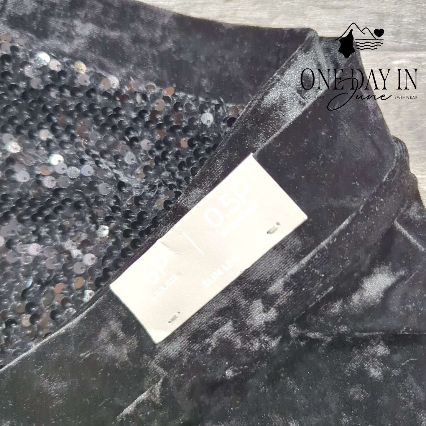 Chico's Sequin Velour Slim Leg Pants Velvet Holiday NWT Size Chico's .5P (6P)