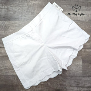 New Directions Essential Shorts White Scallop Hem NWT Size 16