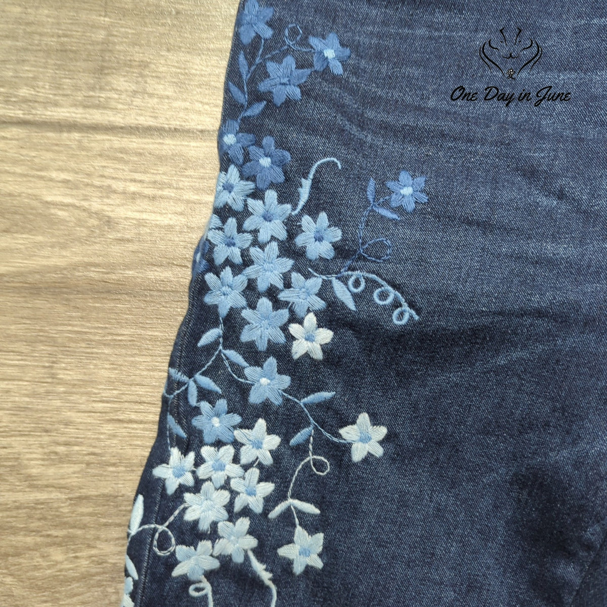 Karen Kane Midnight Sun Floral Embroidered Ankle Jeans Blue NWT Size 2
