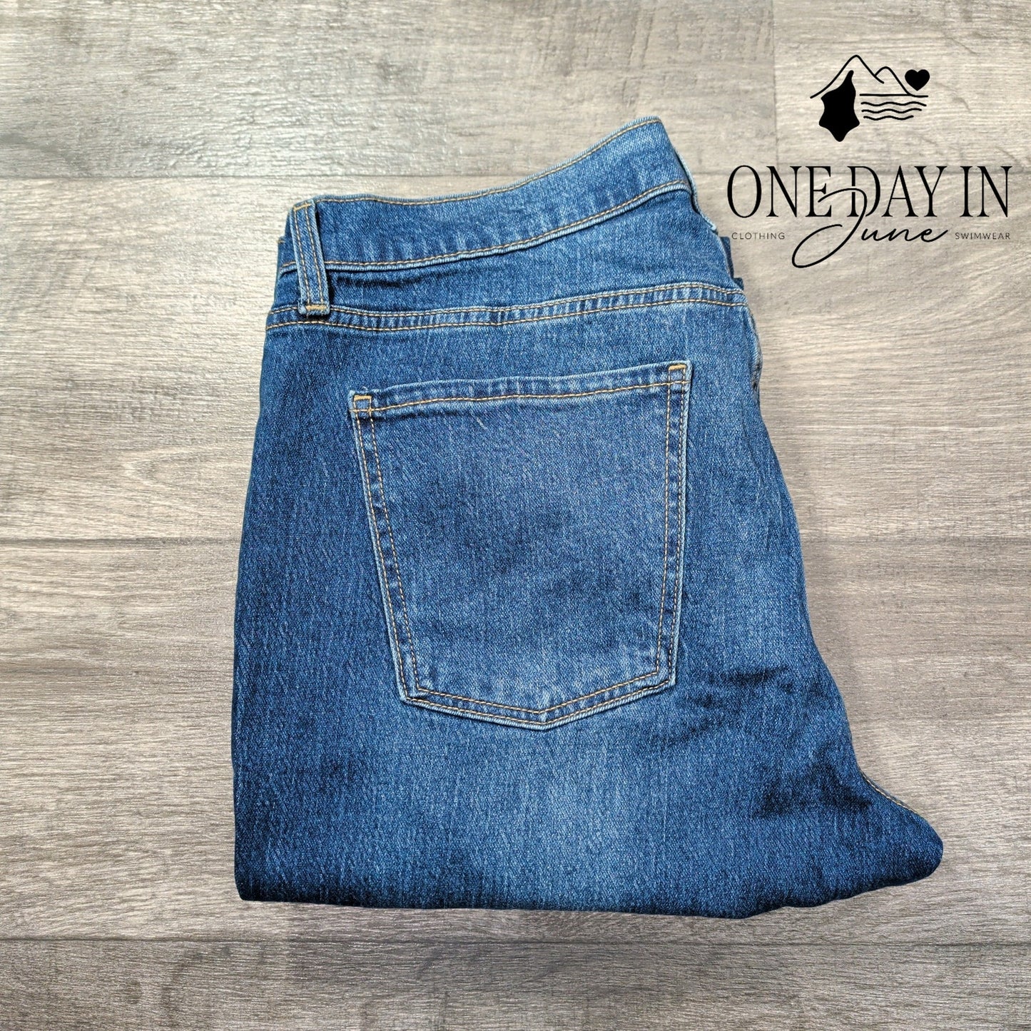 Old Navy Wow Boyfriend Mid Rise Straight Ankle Jeans Medium Wash NWT Size 14