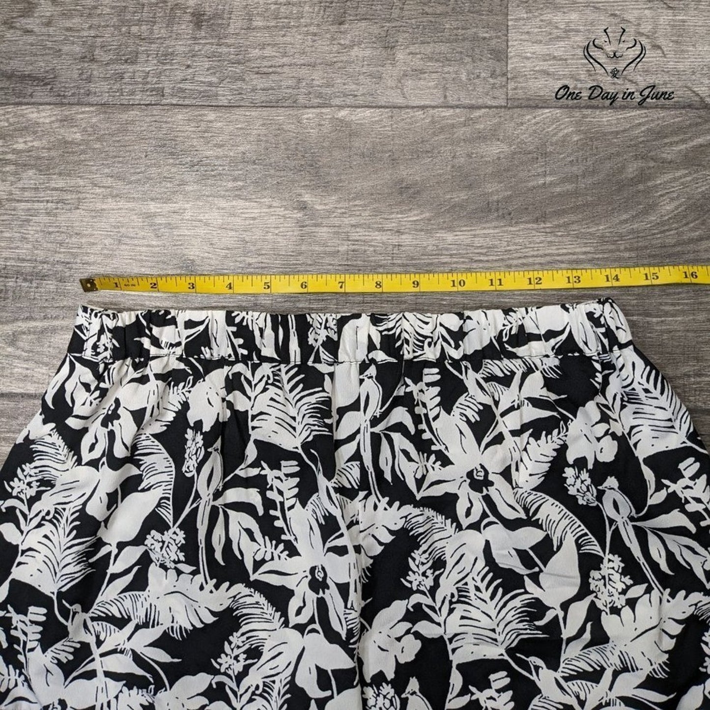 Jessica Simpson Lace Edge Light Casual Shorts Size M