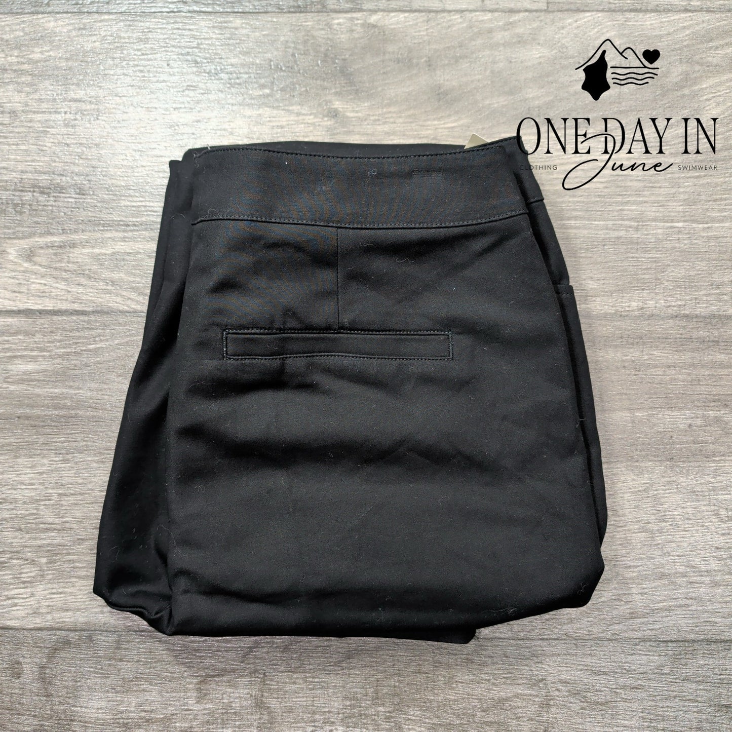Chico's Fabulously Slimming Crop Pants Size Chico's .5 (6)
